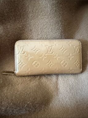 Louis Vuitton Monogram Vernis (Patent Leather) Zip Wallet in Beige Tan.